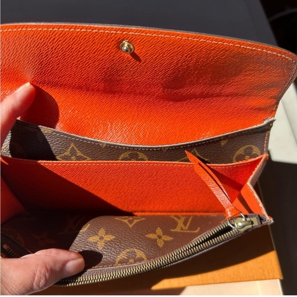 AUTHENTICATED Louis Vuitton  Emile Wallet - Picture 7 of 13